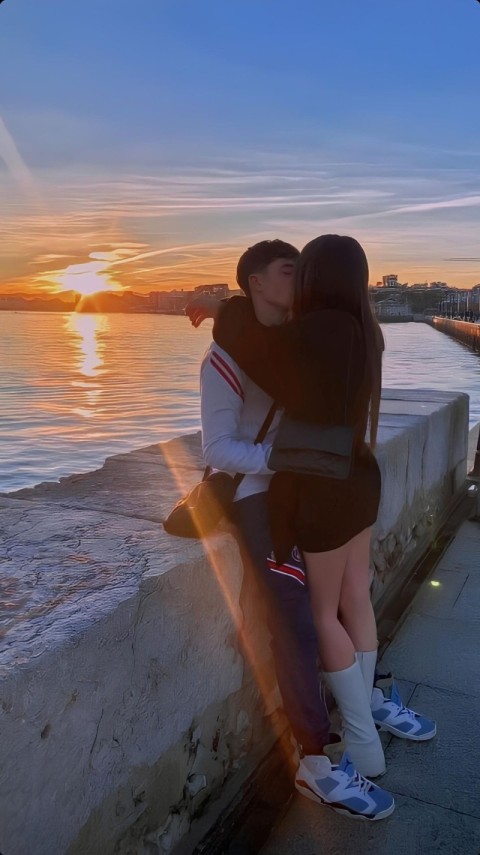 Wallpaper Cute Love Couple 4K for Phones