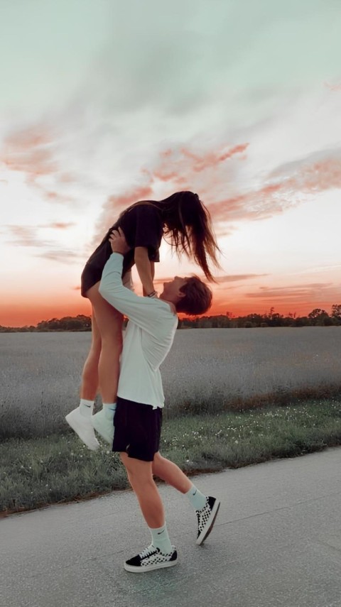 Wallpaper Cute Love Couple 4K for Phone
