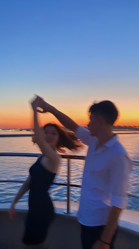Wallpaper Cute Love Couple 4K for iPhone